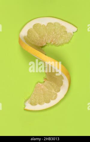 Pomelo perfettamente ritoccato su sfondo verde. Foto ad alta risoluzione. Profondità di campo completa. Foto Stock