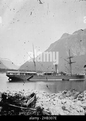 Milford Sound, Rotorua ancorata a Freshwater, studio Burton Brothers, studio fotografico, fotografia in bianco e nero Foto Stock