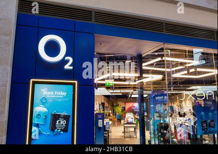 Edimburgo, Scozia - 21 novembre 2021: L'insegna per il negozio O2 a Edimburgo. Foto Stock