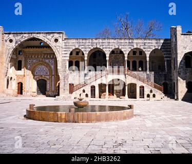 Fontana d'acqua nel patio di Beit Eddine, Beit ed-Dine, Palazzo Beiteddine di Emir Bashir, Chouf, Libano 1998 Foto Stock