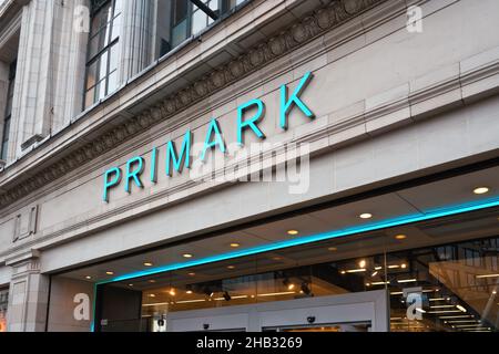 Londra, Regno Unito - 01 febbraio 2019: Grande insegna ciano sul negozio Primark presso la filiale di Oxford Street. Il rivenditore irlandese di moda è stato fondato 1969 AN Foto Stock