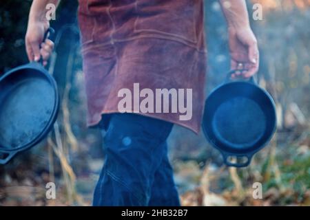 Persona che porta due abilità in ghisa all'aperto Foto Stock