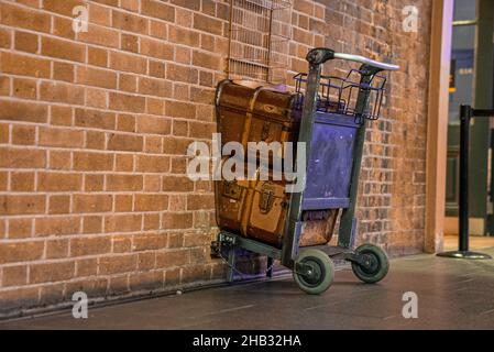 Piattaforma 9 per Hogwarts Express alla stazione di King Cross Foto Stock