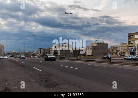 ZANJAN, IRAN - 13 APRILE 2018: Strada nei sobborghi di Zanjan, Iran Foto Stock