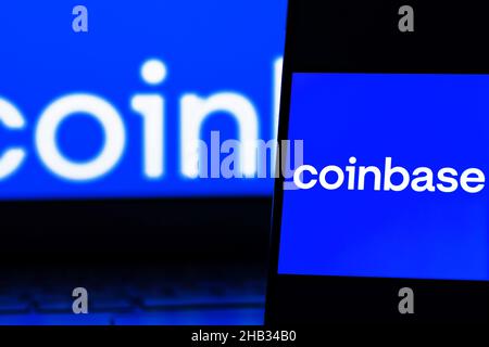 Foto editoriale sul tema Coinbase. Foto illustrativa per notizie su Coinbase - una società che gestisce una piattaforma di scambio criptovaluta Foto Stock