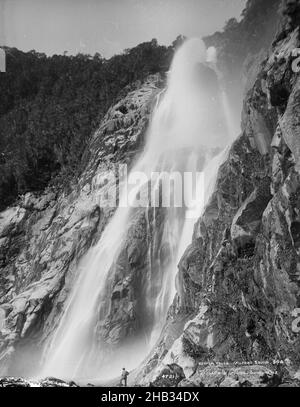 Bowen Falls, Milford Sound, 540 metri, studio Burton Brothers, studio fotografico, Nuova Zelanda, fotografia in bianco e nero, vista sulla cascata simbolo nel Milford Sounds Foto Stock