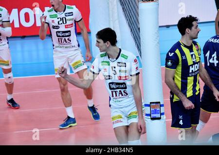 Trento, Italia. 16th Dic 2021. Alessandro Michieletto (ITAS Trentino) durante ITAS Trentino vs Fenerbahce HDI Istanbul, partita di pallavolo della CEV Champions League a Trento, Italia, Dicembre 16 2021 Credit: Agenzia fotografica indipendente/Alamy Live News Foto Stock