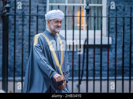 Londra, Regno Unito. 16th Dic 2021. Il Sultano di Oman HAITHAM BIN TARIK al HA DETTO lascia 10 Downing Street dopo aver incontrato il primo ministro britannico Boris Credit: ZUMA Press, Inc./Alamy Live News Foto Stock