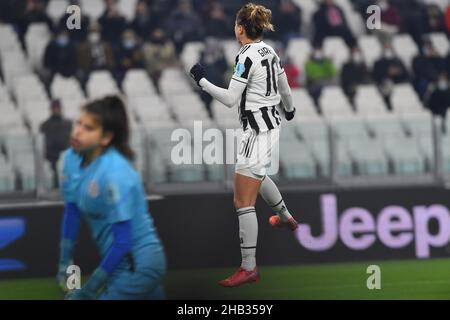 Cristiana Girelli (#10 Juventus) festeggia il suo traguardo durante la partita di gruppo UEFA Womens Champions League 6 round tra Juventus e Servette Chenois allo Stadio Allianz di Torino Cristiano Mazzi/SPP Foto Stock
