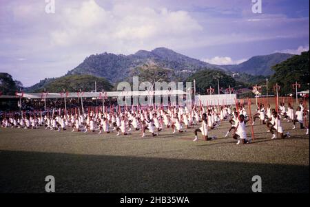 Mostra di ginnastica di educazione fisica da parte dei bambini della scuola, Porto di Spagna, Trinidad c 1962 Independence pageant Foto Stock