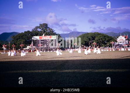 Mostra di ginnastica di educazione fisica da parte dei bambini della scuola, Porto di Spagna, Trinidad c 1962 Independence pageant Foto Stock