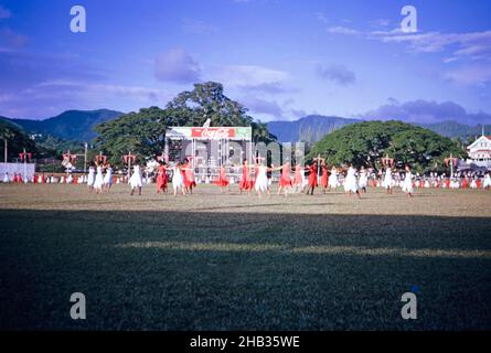 Mostra di ginnastica di educazione fisica da parte dei bambini della scuola, Porto di Spagna, Trinidad c 1962 Independence pageant Foto Stock