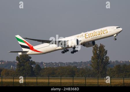 Budapest / Ungheria - 7 ottobre 2018: Partenza dell'aereo passeggeri Emirates Airlines Boeing 777-300ER A6-EPT e decollo all'aeroporto di Budapest Foto Stock