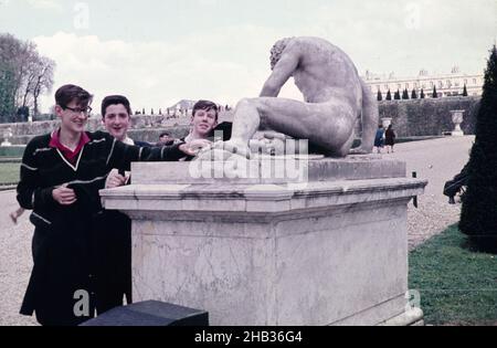 Tre scolari superiori in viaggio educativo a Versaiiles, Francia, c 1960 Foto Stock