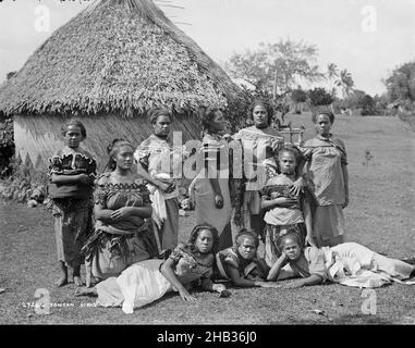 Tongan Girls, Nukualofa [Nuku'alofa], studio Burton Brothers, studio fotografico, 29 luglio 1884, Nuova Zelanda, fotografia in bianco e nero, Gruppo di giovani Tonga di fronte a una favola. Tre si trovano a terra davanti a due ginocchia e cinque dietro in piedi. Una radura a destra con un alto albero di 'fiamma' Foto Stock