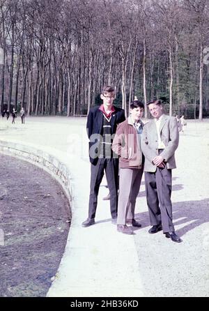 Tre scolari superiori in viaggio educativo a Versaiiles, Francia, c 1960 Foto Stock