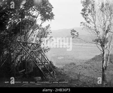 Fiume Wanganui (sic) da Taumaranui (sic), King Country, studio Burton Brothers, studio fotografico, 1885, Taumarunui, fotografia in bianco e nero, vista attraverso una valle fino al fiume Whanganui. Sulla sinistra è presente una struttura a telaio 'A' parzialmente costruita Foto Stock