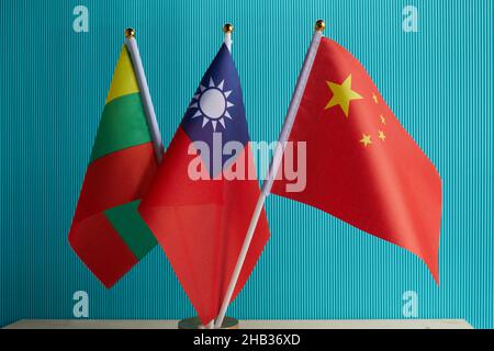 Bandiere taiwanesi, lituane e cinesi sullo sfondo dell'acqua Foto Stock