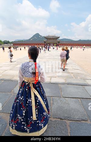 I visitatori indossavano costumi tradizionali Hanbok al Palazzo Gyeongbokgung di Seoul, Corea del Sud. Foto Stock