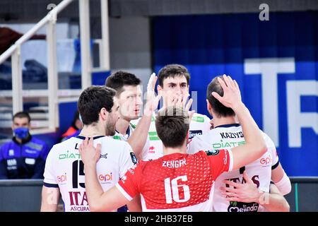 Trento, Italia. 16th Dic 2021. Alessandro Michieletto (ITAS Trentino) durante ITAS Trentino vs Fenerbahce HDI Istanbul, partita di pallavolo della CEV Champions League a Trento, Italia, Dicembre 16 2021 Credit: Agenzia fotografica indipendente/Alamy Live News Foto Stock