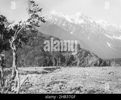 Vicino casa di alloggio, Otira, West Coast Road, studio Burton Brothers, studio di fotografia, Nuova Zelanda, fotografia in bianco e nero Foto Stock