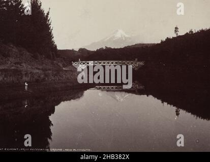 Mount Egmont da Recreation Ground New Plymouth, studio Burton Brothers, 1880s, Lake in primo piano, su cui è sospeso un ponte di legno bianco. Monte Taranaki/Egmont in lontananza, gruppo di alberi sulla sinistra. Terra su cui è stata scattata l'immagine è ora Pukekura Park, New Plymouth Foto Stock