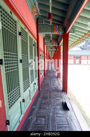 Edifici storici al Palazzo Gyeongbokgung a Seoul, Corea del Sud. Si tratta dell'ex palazzo reale con molti padiglioni ed edifici. Foto Stock