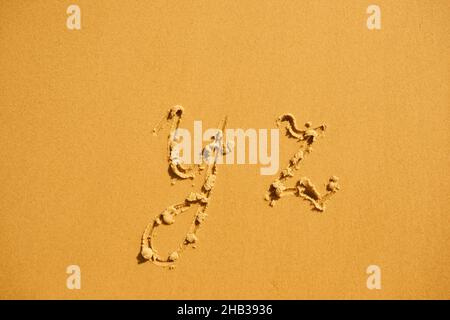 lettere alfabetiche t z scritte a mano in sabbia sulla spiaggia Foto Stock