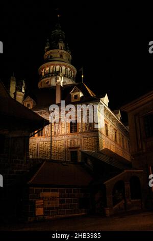 Iconico castello medievale di Cesky Krumlov di notte, Repubblica Ceca Foto Stock