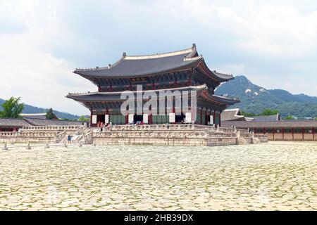 Edifici storici al Palazzo Gyeongbokgung a Seoul, Corea del Sud. Si tratta dell'ex palazzo reale con molti padiglioni ed edifici. Foto Stock