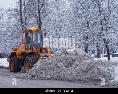 Mosca, Russia. 14th Dic 2021. Uno spazzaneve rimuove la neve sulla strada. Credit: SOPA Images Limited/Alamy Live News Foto Stock