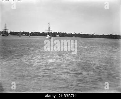 [Apia from Harbour (relitto di Solide)], studio Burton Brothers, studio fotografico, 1884, Nuova Zelanda, Fotografia in bianco e nero, secondo piatto di panorama a sei piastre. Mare con bassa isola in background. Navi all'ancora. Due navi con montanti, una al centro dell'altra all'estrema destra. Altre due barche a vela più piccole tra. Sul litorale sono visibili diversi edifici Foto Stock