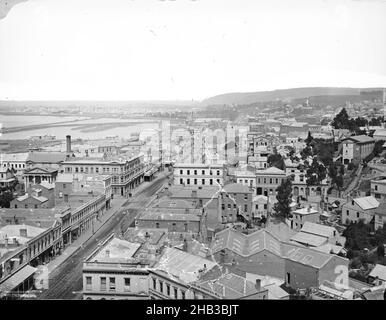 [Dunedin], studio Burton Brothers, studio fotografico, Dunedin, fotografia in bianco e nero, Vista dall'alto lungo Princes Street - centro a sinistra, sul lato di un edificio, è scritto 'numero Fourty One Burton Brothers Photographers Foto Stock