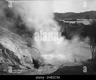 Un geyser, Rotomahana, studio Burton Brothers, studio fotografico, Nuova Zelanda, fotografia in bianco e nero Foto Stock