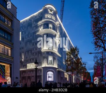 Parigi, Francia - 12 04 2021: Vista della facciata di Christian Dior Parigi con decorazioni natalizie Foto Stock