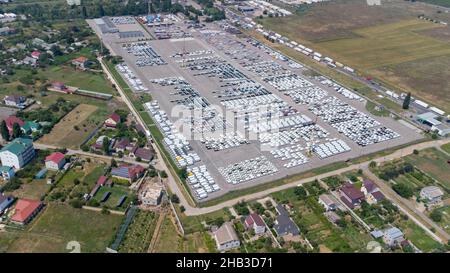 Parcheggi vuoti, vista aerea. Molte auto nel parcheggio. Scatto colorato del drone della moody. Foto Stock