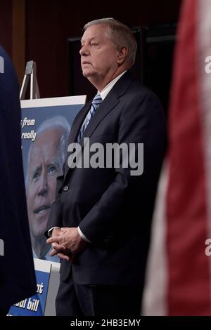 Washington DC, Stati Uniti. 16th Dic 2021. Il senatore DEGLI STATI UNITI Lindsey Graham parla della legge fiscale dei democratici durante una conferenza stampa al Senate Studio/Capitol Hill. Credit: SOPA Images Limited/Alamy Live News Foto Stock