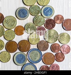 Monete euro primo piano composizione, diversi valori di denaro Foto Stock