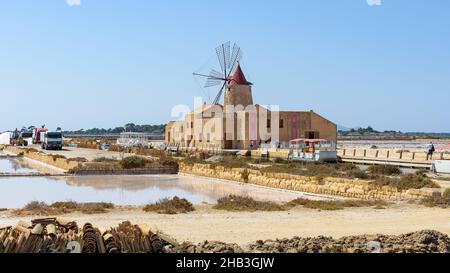 Marsala, Sicilia, Italia - 25 agosto 2017: I turisti visitano Saline della Laguna Marsala, un'antica salina, ancora in uso oggi, e sale tr Foto Stock