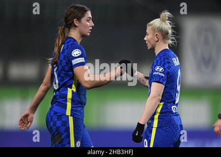 Wolfsburg, Germania. 16th Dic 2021. Football, Donne: Champions League, VfL Wolfsburg - Chelsea FC, stadio di gruppo, gruppo A, incontro 6 presso lo stadio AOK. Aniek Nouwen di Chelsea (l) e Bethany England di Chelsea dopo la partita. Credit: Swen Pförtner/dpa/Alamy Live News Foto Stock