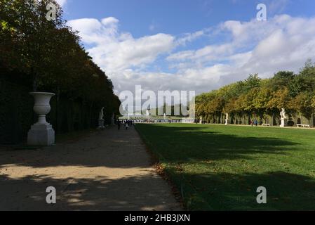 PARIGI, FRANCIA - 01 ottobre 2019: Il giardino di Versailles pieno di turisti a Parigi, Francia Foto Stock