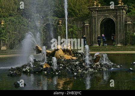 PARIGI, FRANCIA - 01 ottobre 2019: La Fontana di Enceladus nella reggia di Versailles a Parigi, Francia Foto Stock