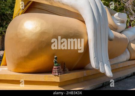 Primo piano di un Buddha a Wat Itisukto, un tempio buddista a Hua Hin, Thailandia vicino al Villaggio degli Elefanti. Foto Stock