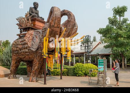 Wat Huay Mongkol è un tempio fuori Hua Hin nella provincia di Prachuap Khiri Khan in Thailandia. Il tempio è famoso per l'enorme statua di Luang pu Thuat, Foto Stock