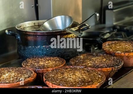 Lo chef Eric Rousselot prepara il famoso Cassoulet Imperial all'Hostellerie Etienne, un'azienda a conduzione familiare dal 1956. Labastide d'Anjou, Francia Foto Stock