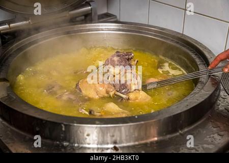 Lo chef Eric Rousselot prepara il famoso Cassoulet Imperial all'Hostellerie Etienne, un'azienda a conduzione familiare dal 1956. Labastide d'Anjou, Francia Foto Stock