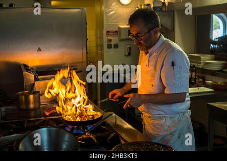 Lo chef Eric Rousselot prepara il famoso Cassoulet Imperial all'Hostellerie Etienne, un'azienda a conduzione familiare dal 1956. Labastide d'Anjou, Francia Foto Stock