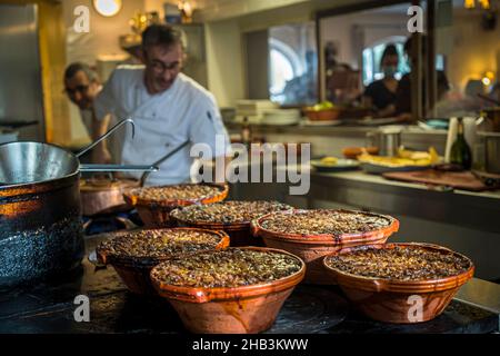 Lo chef Eric Rousselot prepara il famoso Cassoulet Imperial all'Hostellerie Etienne, un'azienda a conduzione familiare dal 1956. Labastide d'Anjou, Francia Foto Stock