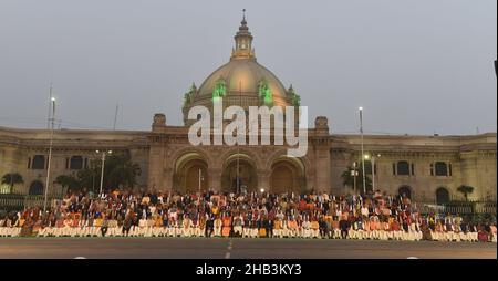 Lucknow, India. 16th Dic 2021. LUCKNOW, INDIA - DICEMBRE 16: Il primo Ministro Yogi Adityanath dell'Uttar Pradesh insieme ai ministri e agli SLA di altri partiti durante una sessione fotografica di gruppo alla fine della sessione dell'assemblea invernale del governo dell'Uttar Pradesh di fronte a Vidhan Bhavan il 16 dicembre 2021 a Lucknow, India. (Foto di Deepak Gupta/Hindustan Times/Sipa USA) Credit: Sipa USA/Alamy Live News Foto Stock