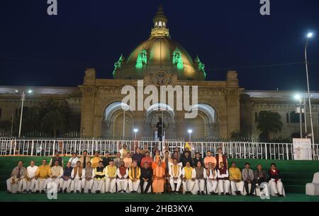 Lucknow, India. 16th Dic 2021. LUCKNOW, INDIA - 16 DICEMBRE: Il primo Ministro dell'Utttar Pradesh Yogi Adityanath insieme ai ministri durante una sessione fotografica di gruppo alla fine della sessione di assemblea invernale del governo di Uttar Pradesh davanti a Vidhan Bhavan il 16 dicembre 2021 a Lucknow, India. (Foto di Deepak Gupta/Hindustan Times/Sipa USA) Credit: Sipa USA/Alamy Live News Foto Stock